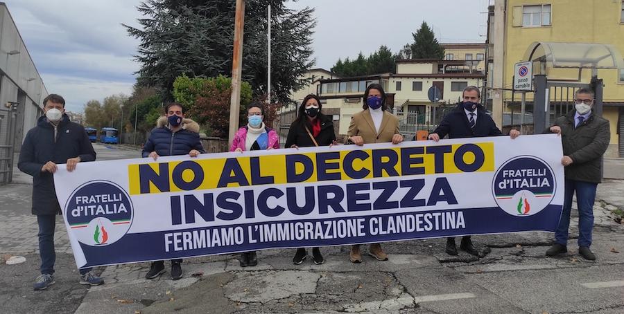 FdI contro il Governo o contro gli immigrati?